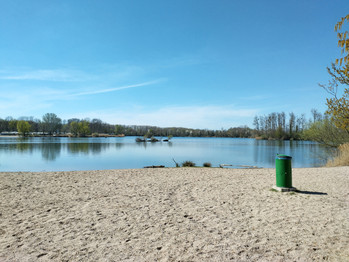 Breiter Sandstrand am See