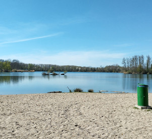Breiter Sandstrand am See