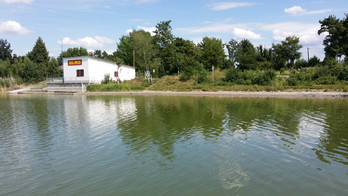 Badestelle mit DLRG-Gebäude