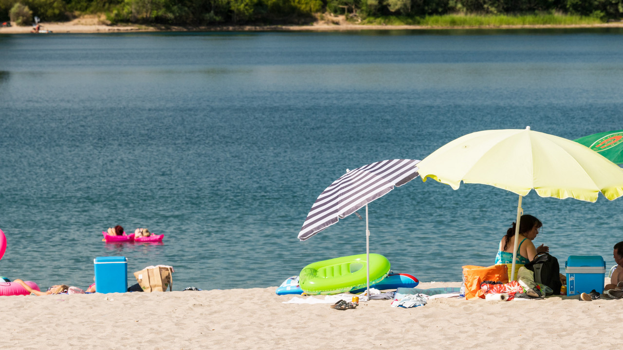 Badegäste genießen den sonnigen Tag
