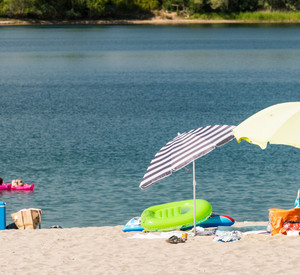 Badegäste genießen den sonnigen Tag