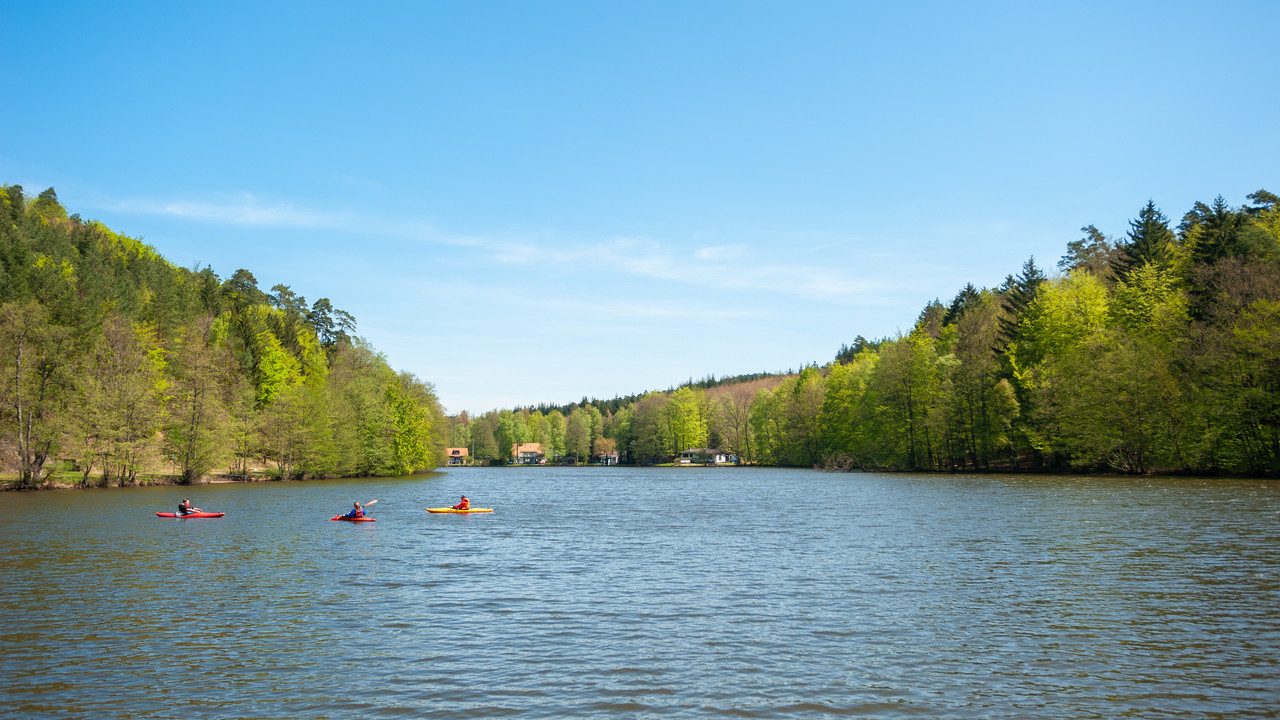 Kajakfahrer auf dem See