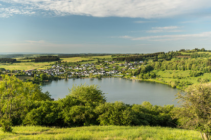 Blick aus der Ferne auf Ort und See