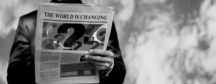 Untertitel Mann beim Lesen einer Zeitung