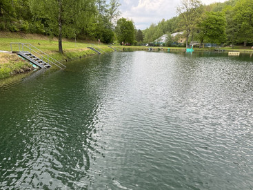 Blick auf das Freibad Schinderweiher