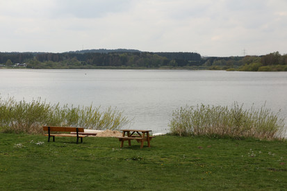 Sitzbänke am Ufer