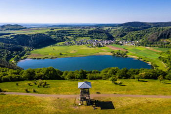 Die Aussichtsplattform Landesblick über dem Meerfelder Maar