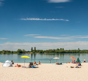 Badegäste genießen den sonnigen Tag