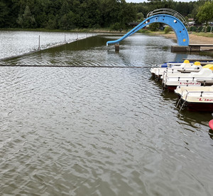 Tretboote und eine Wasserrutsche