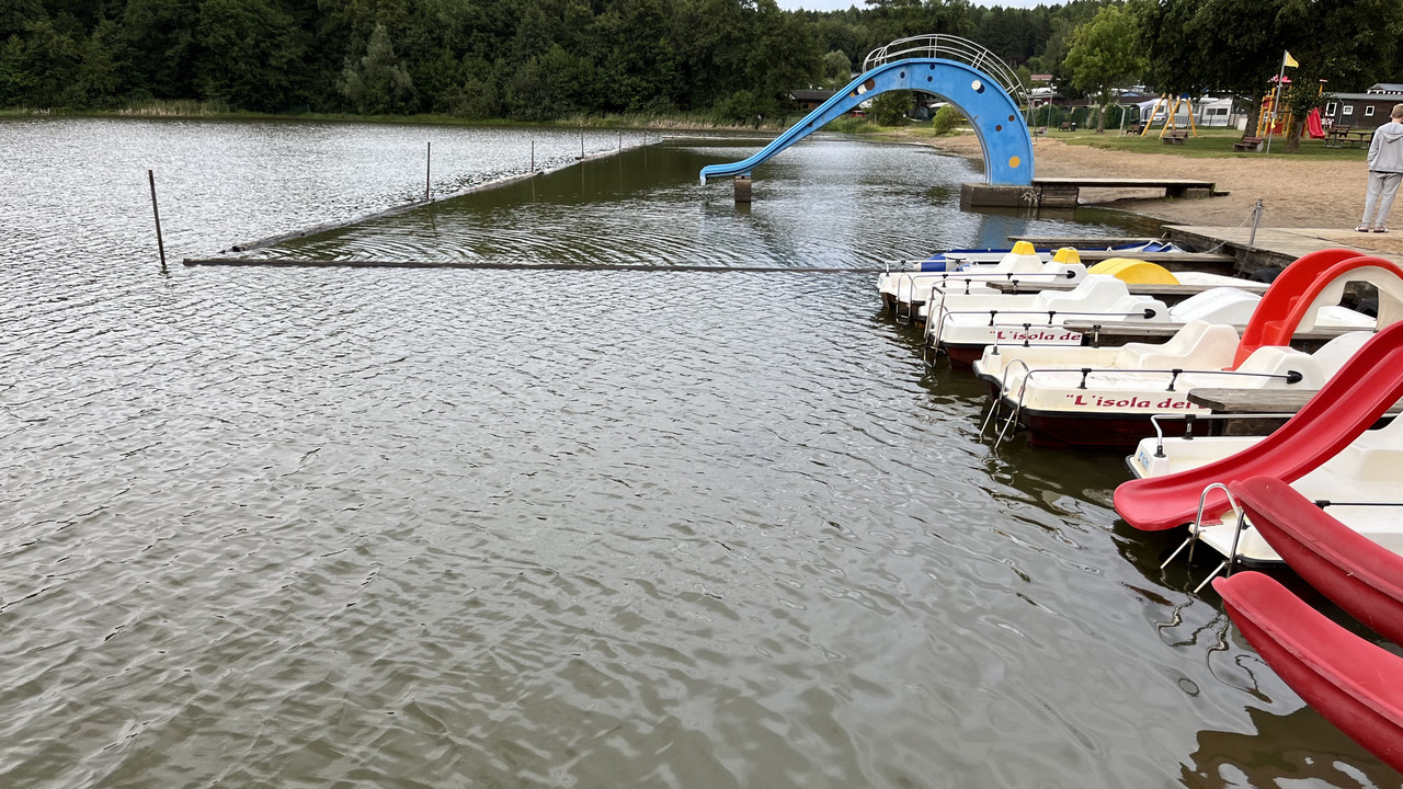 Tretboote und eine Wasserrutsche