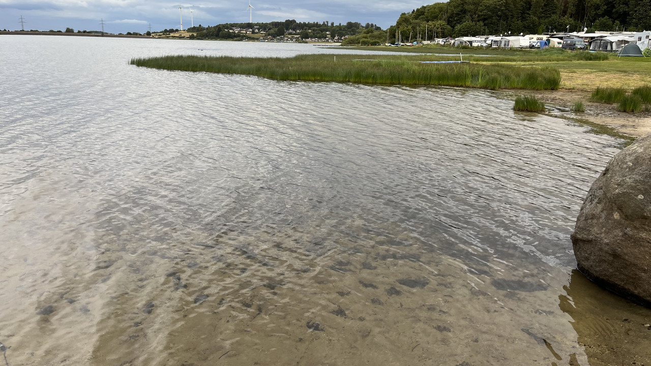 Der Campingplatz liegt direkt am Ufer