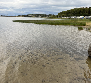 Der Campingplatz liegt direkt am Ufer