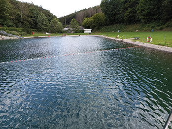 Eine Schnur trennt Schwimmer und Nichtschwimmer