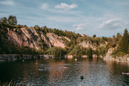 Felswände umrahmen den See