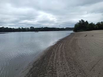 Ein breiter, flacher Sandstrand