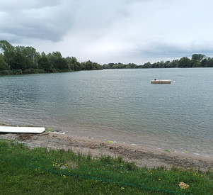 Auf dem See ist ein Ponton verankert