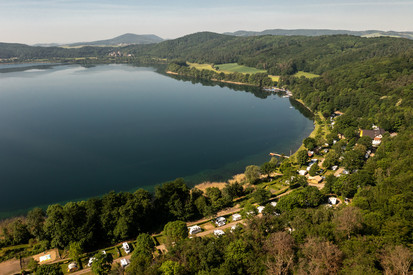 Seeufer mit Campingplatz und Badestelle von oben