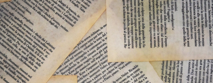 Titel Bedruckte Papierseiten liegen unordentlich übereinander