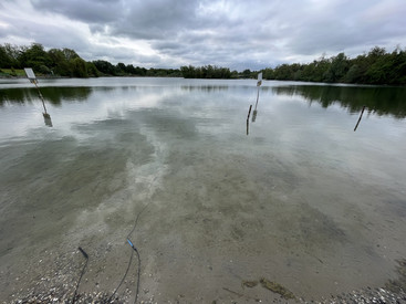 Flaches Wasser am Seeufer