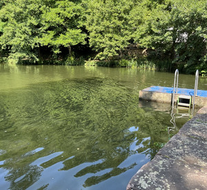 Von der Plattform aus ist ein Sprung ins Wasser möglich