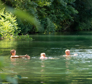 Familie schwimmt im Gemündener Maar