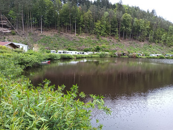 Campingwagen am Seeufer