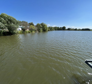 Blauer Himmel über dem See