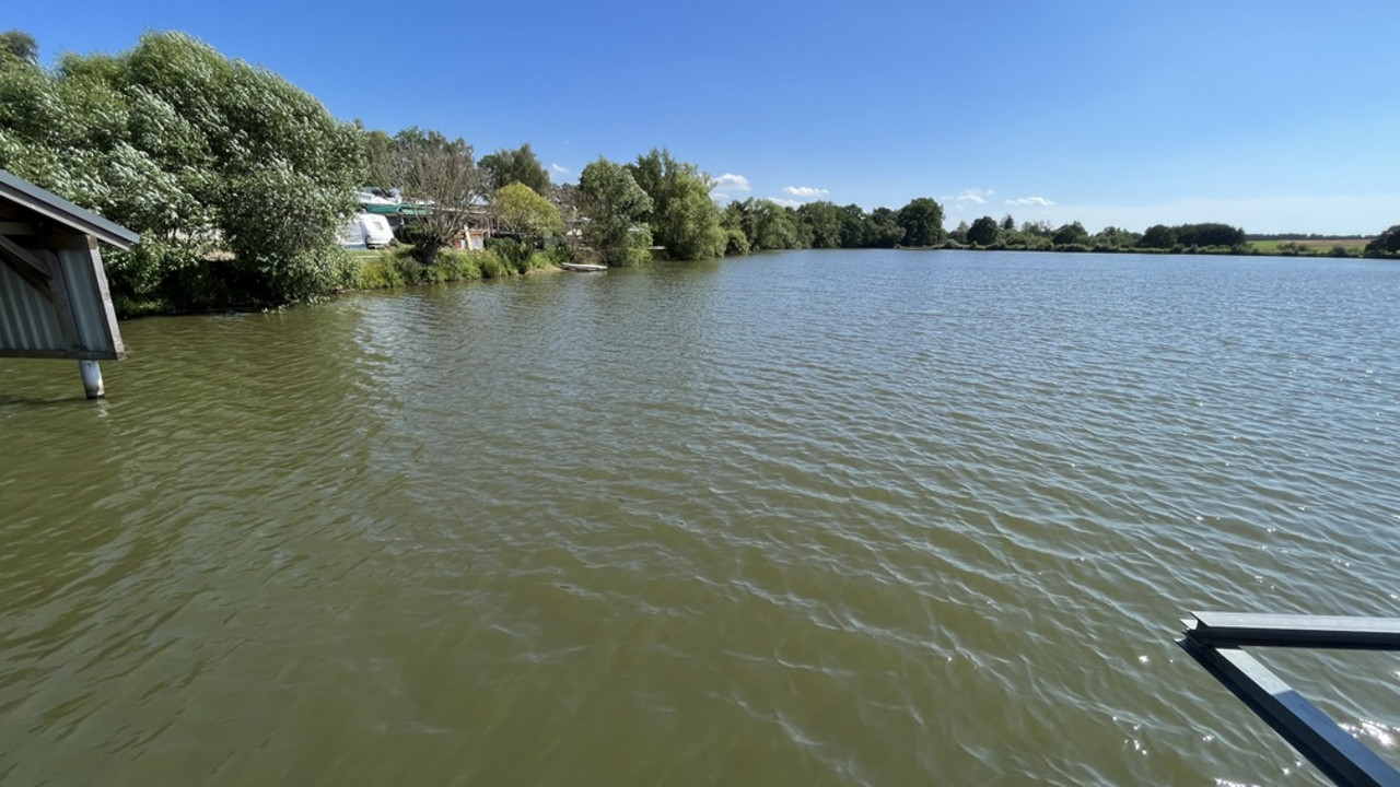 Blauer Himmel über dem See
