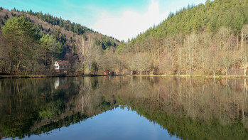 Im Wasser spiegelt sich der blaue Himmel