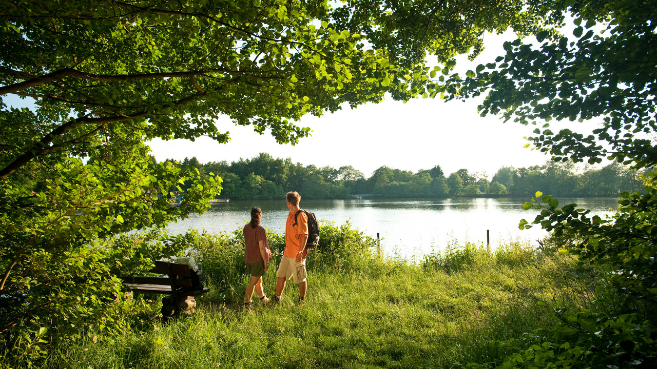 Ausflügler am Postweiher