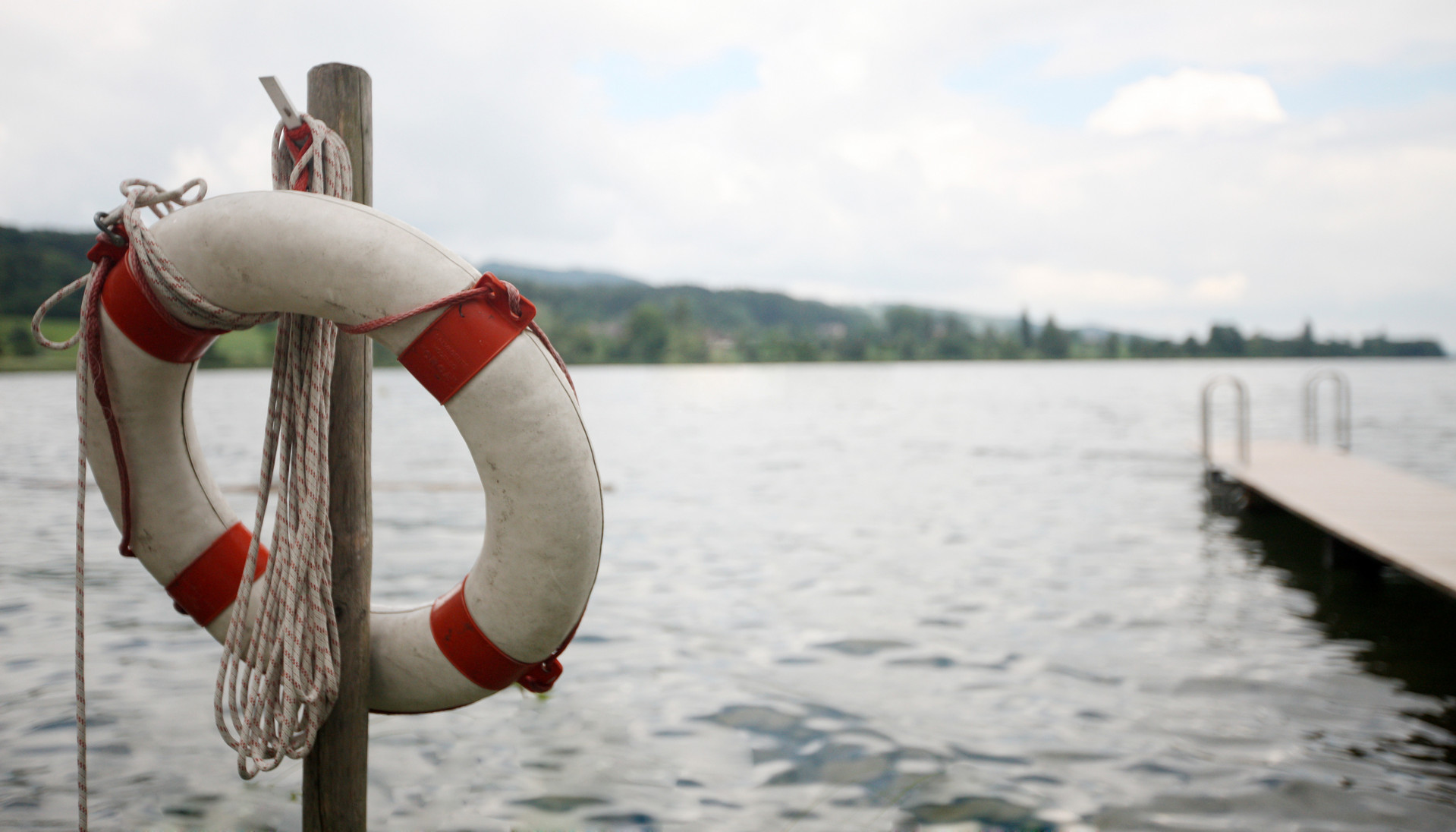 Rettungsring am Seeufer