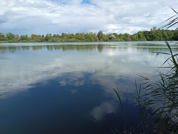 Blauer Himmel spiegelt sich im Wasser