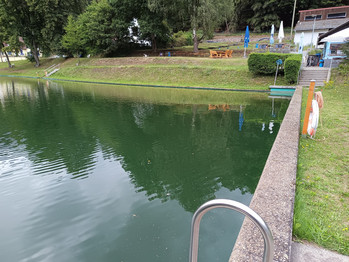 Der Weiher ist rundum eingefasst