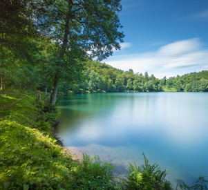 Strahlen blauer Himmel am Gemündener Maar