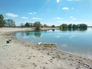 Breiter, langer Strand am Pfarrwiesensee