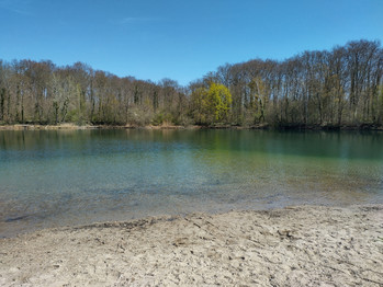 Blauer Himmel über dem See