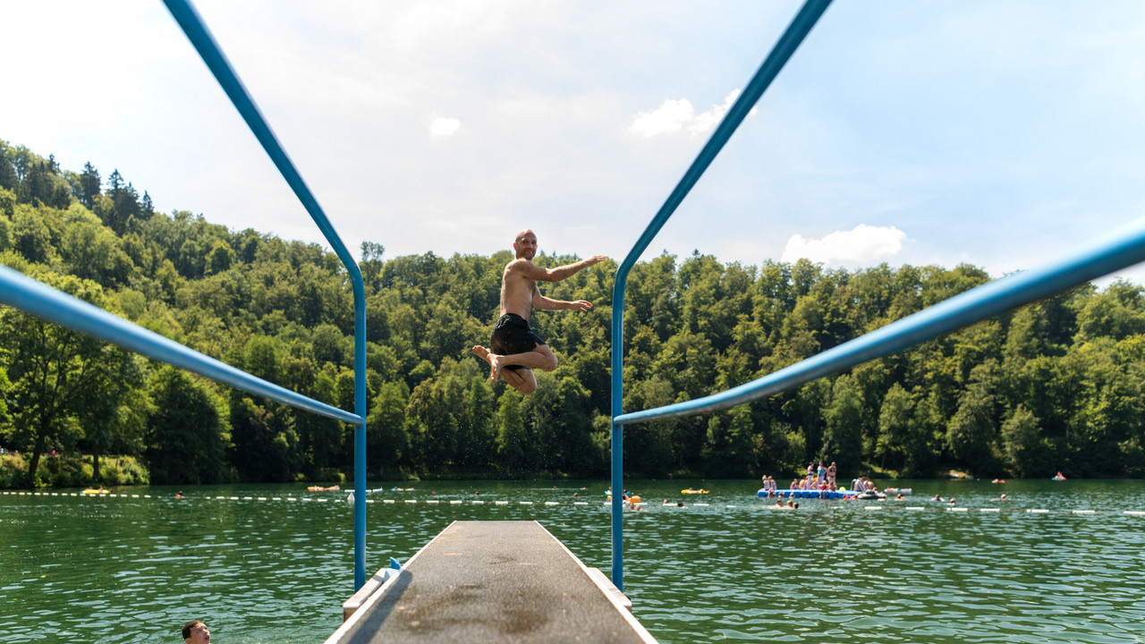 Sprung ins Wasser des Gemündener Maars
