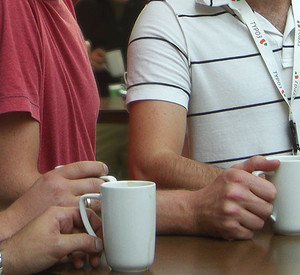 Mehrere Personen mit Kaffetassen in der Hand